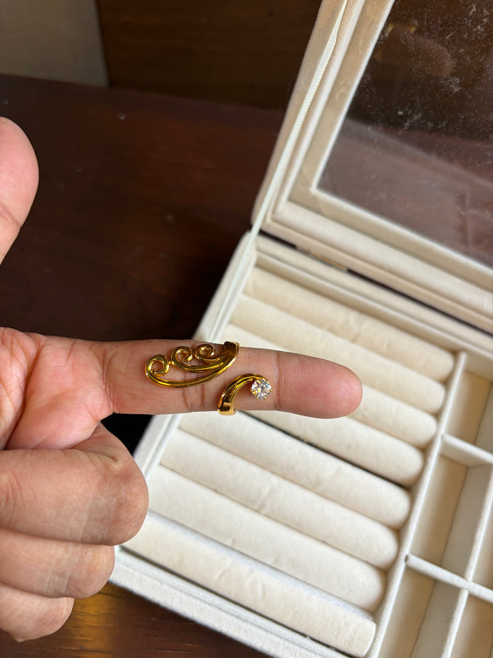 Royal scroll Ring
