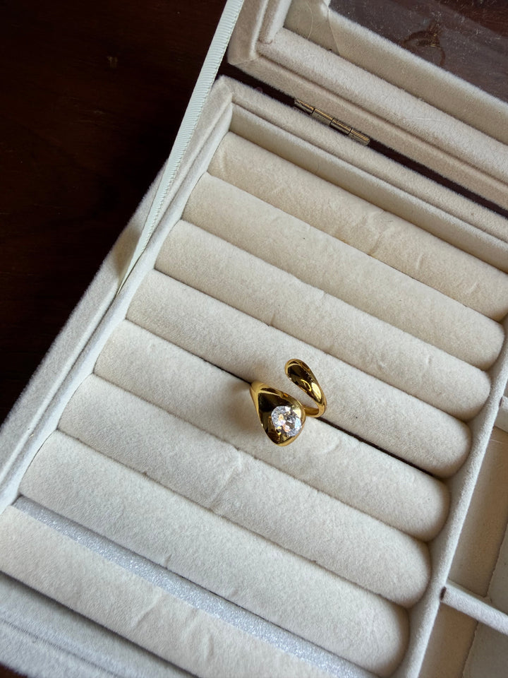 Amora Ring